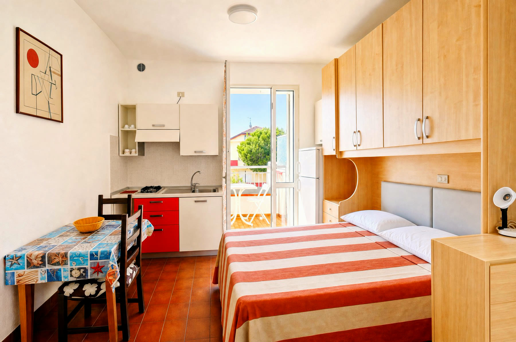 Monolocale Tipo A del Residence Il Villaggio: zona giorno con angolo cottura, tavolo e letto