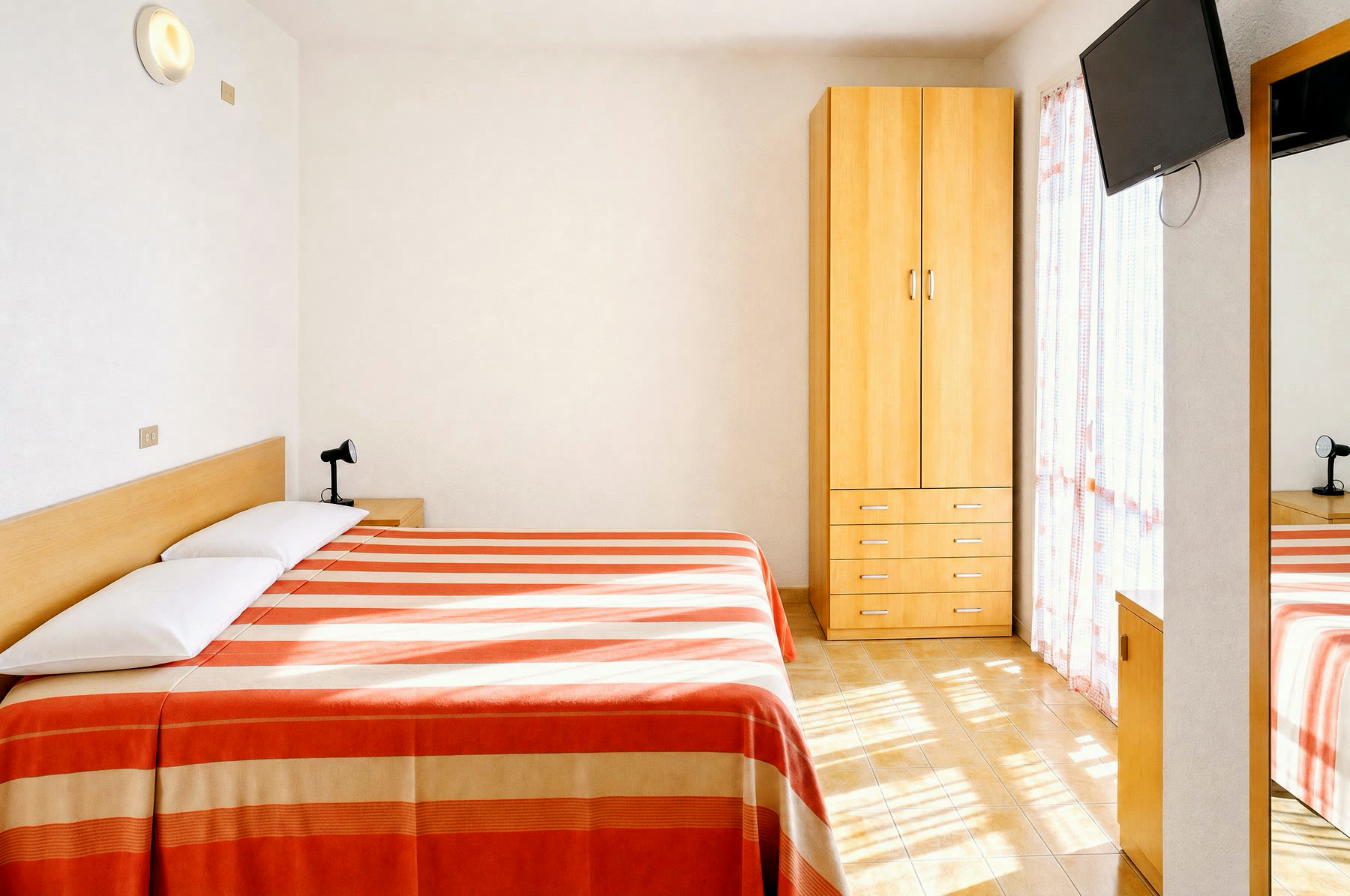 Trilocale Tipo C del Residence Il Villaggio: camera matrimoniale affacciata sul verde