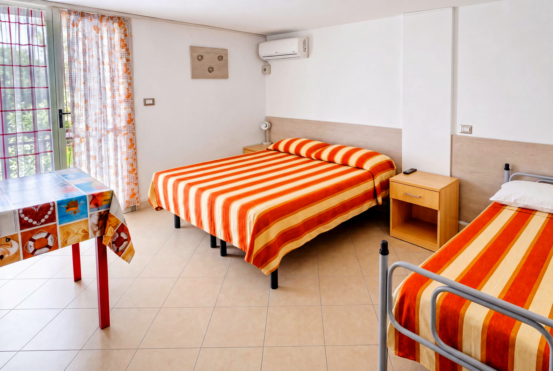 Bilocale doppi servizi Tipo D del Residence Il Villaggio: soggiorno con angolo cottura